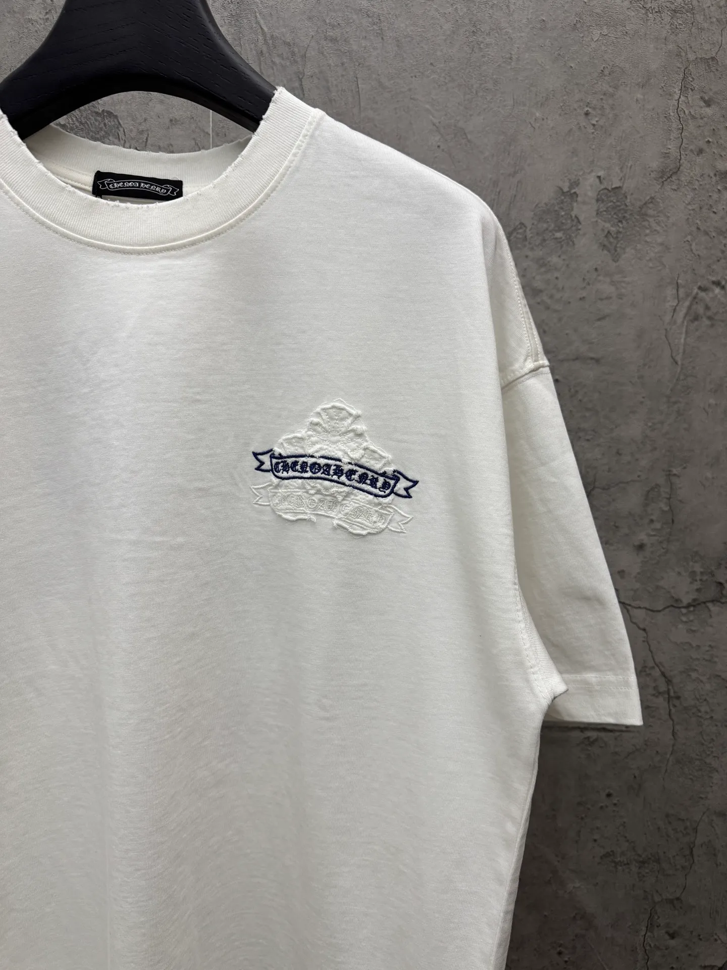 P230 top version, real shot without P, ​​different from market currency) 𝗖𝗵𝗿𝗼𝗺𝗲 𝗛𝗲𝗮𝗿𝘁𝘀/Croxin 2026 spring new original single counter American patch embroidered couple short sleeves 👑The highest version! Customized fabric 320 grams, patch embroidery, best-selling model at the counter, very comfortable to wear. Accessories: original molded and authenticated collar label ➕ 100% silk wash water label. Genuine purchase-grade original hangtag➕matching hanging rope➕3D hanging beads➕original packaging bag. Craftsmanship: The original version has consistent wiring! The highest version of the armhole matching technique! Color: White Black Size: S M L XL Style No.: 6606